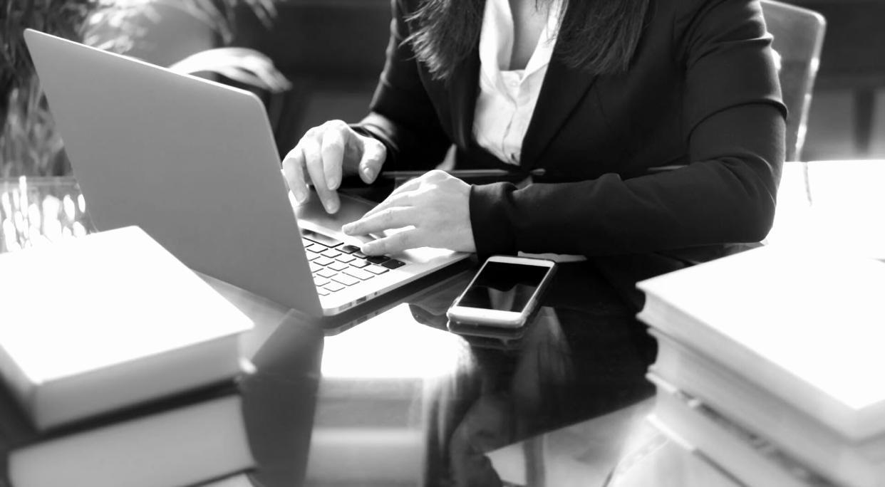 Espace d'accueil du centre Ivonaralux à Lille avec zone de travail collaborative