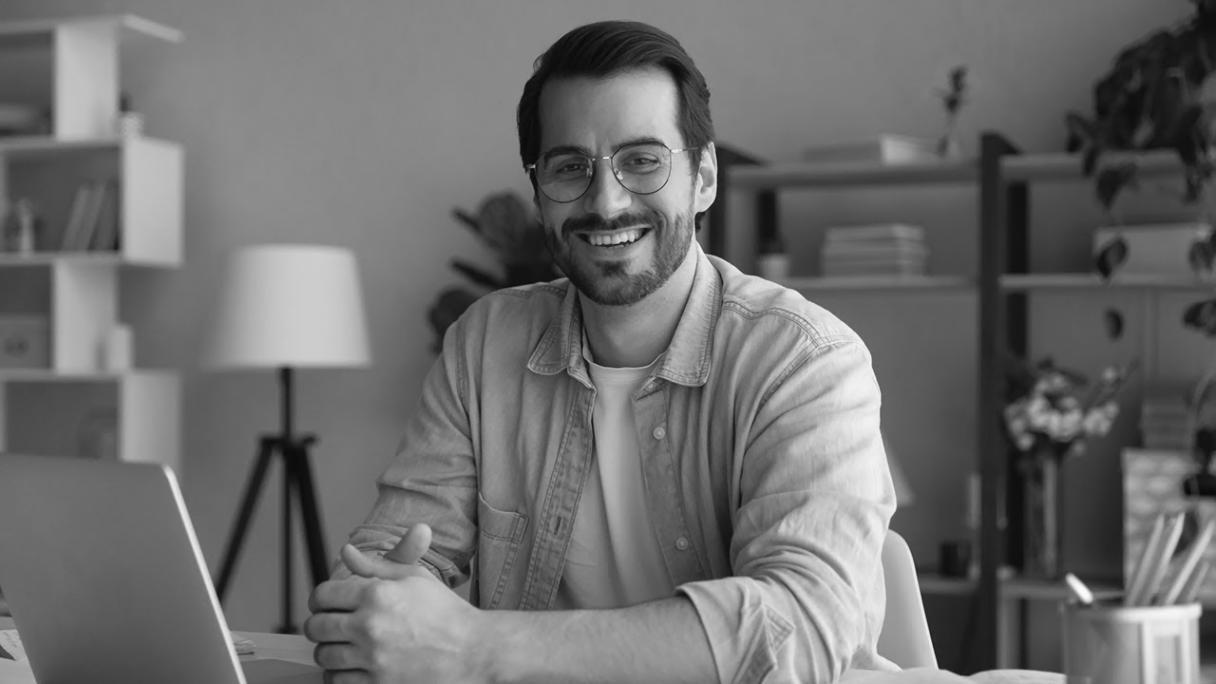 Interface de gestion budgétaire moderne montrant des graphiques de dépenses mensuelles